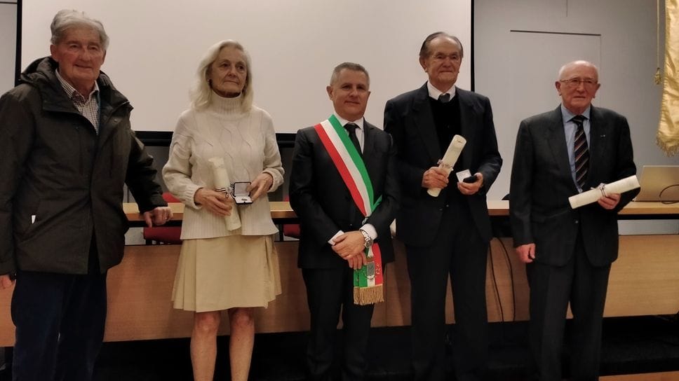Da sinistra: il fratello di Arnaldo Martegani, Maria Luisa Secchi, il sindaco Giovanni Alberti, Ettore Vincenti e Carlo Caribonii