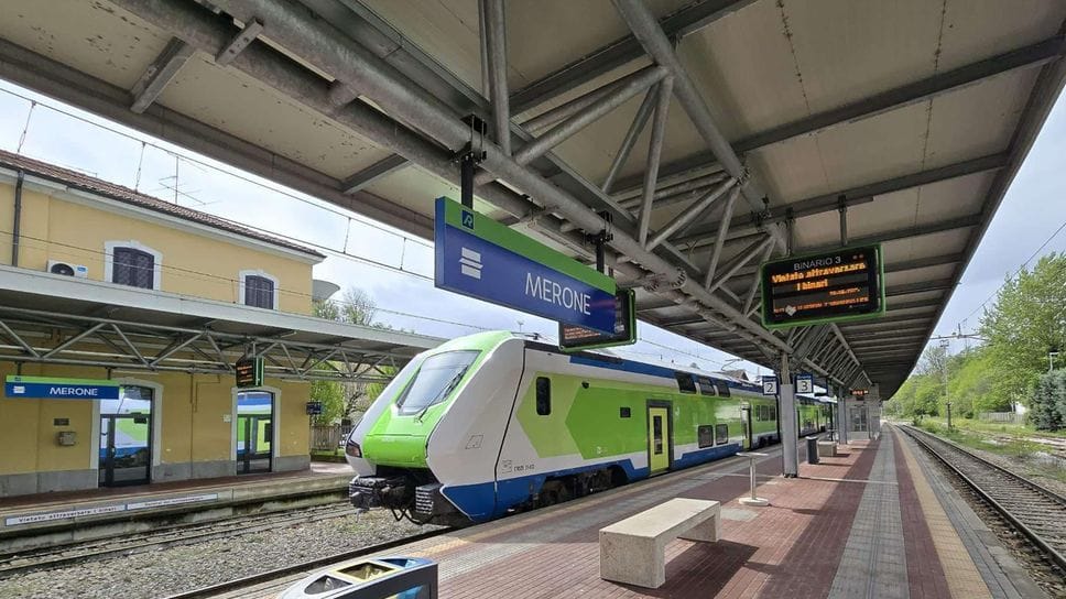 La stazione ferroviaria di Merone: per arrivarci bisogna prendere il treno da Milano a Palazzolo, poi prendere un bus fino a Seveso e un altro sino all’arrivo