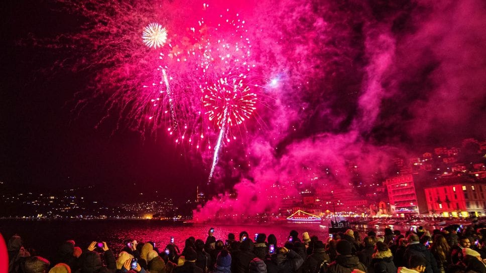 I fuochi d’artificio sul lago sono un’attrazione tipica del Capodanno in città e che è molto celebrata anche sui social