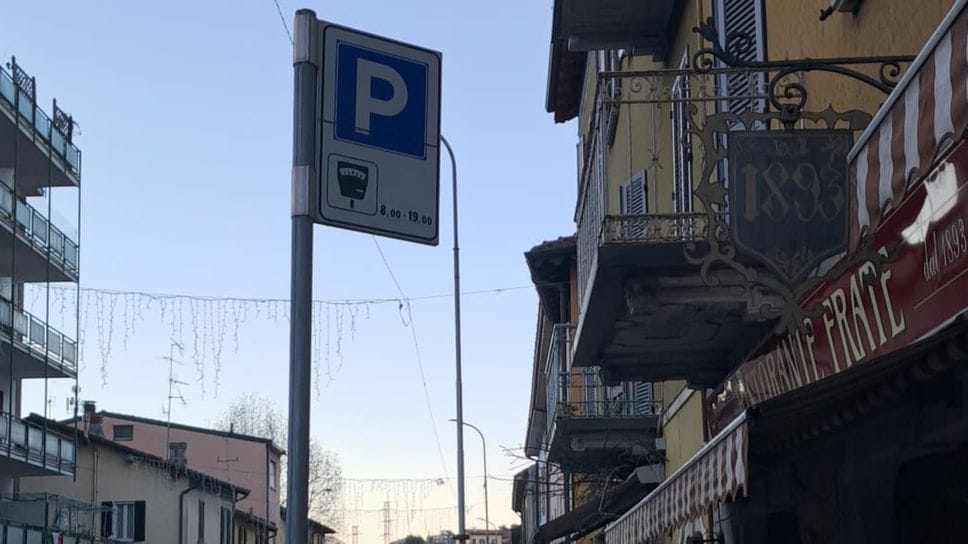Il nuovo cartello in via Bellinzona: pagamento previsto tutti i giorni