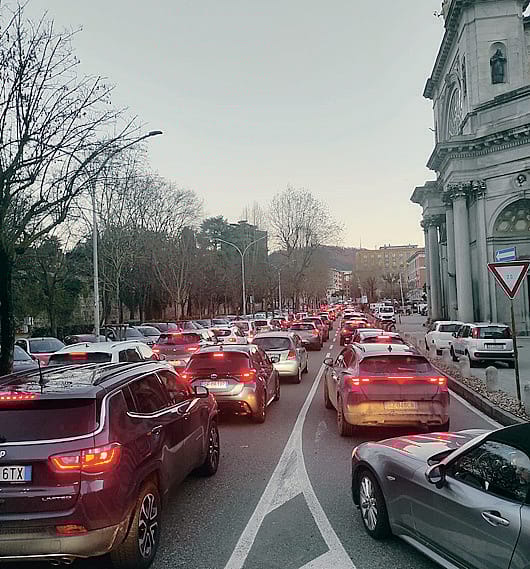 La lunga coda di auto questo pomeriggio davanti al Crocefisso