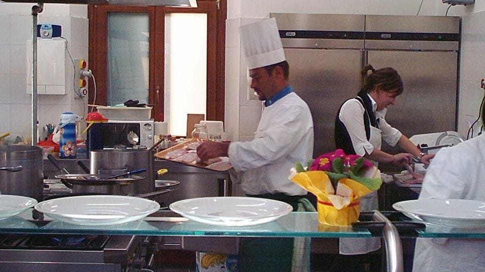 la mensa di solidarietà dell’associazione Incontri, in via Cimadoro