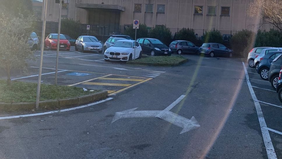 Polemiche per i posteggi bianchi occupati tutto il giorno a Mornello