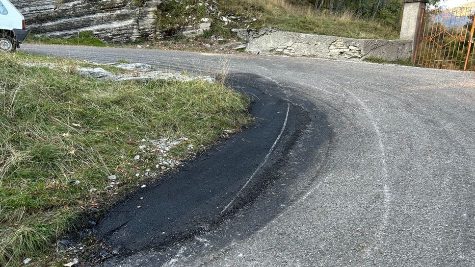 I lavori sulla strada erano stati effettuati nella scorsa primavera, ma già si vedono i segni del nuovo degrado