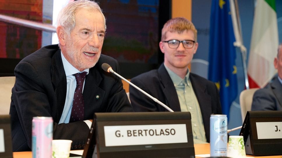 L’assessore Guido Bertolaso con il giovane atleta Jiri Marzi