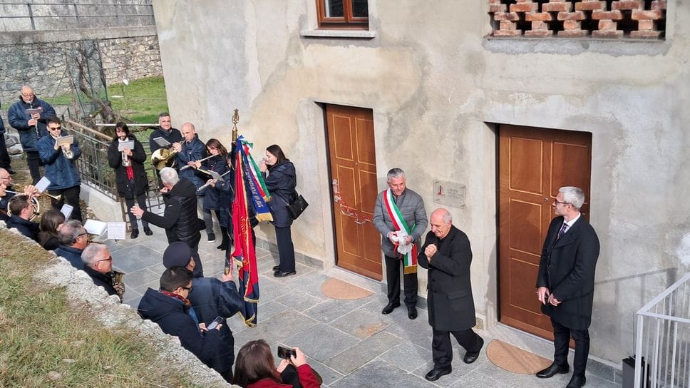 Il vice sindaco Cereghini e l’ex parroco scoprono la targa