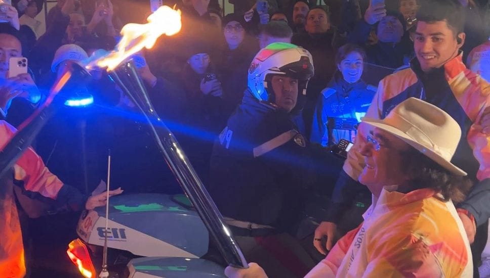 Al Bano con la fiamma olimpica a Firenze