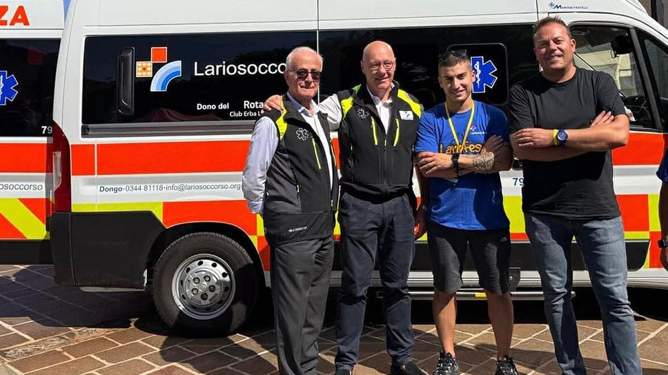 Eugenio Zoffili (il primo da destra) tra gli operatori del Lariosoccorso