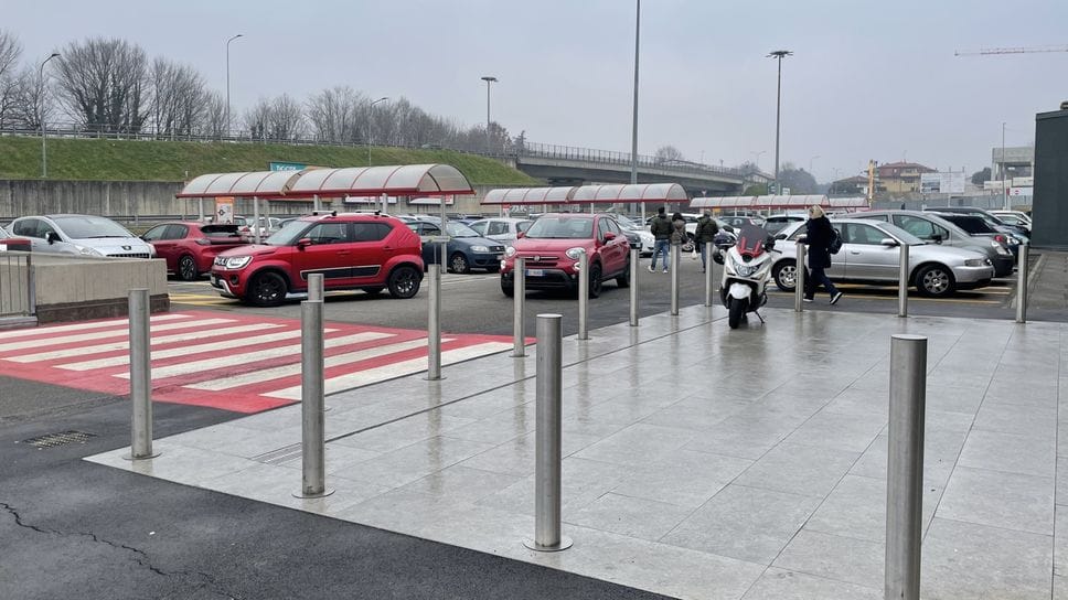 La zona dove è avvenuto il furto nel parcheggio del centro commerciale