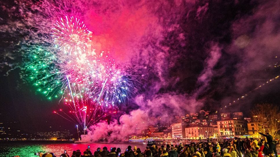 La folla sul lungolago per lo spettacolo pirotecnico a fine 2024
