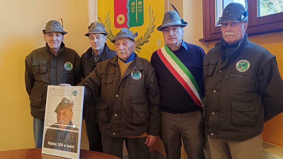 Il sindaco Onofrio di fianco all’alpino centenario Tavecchio