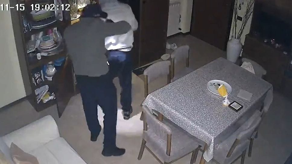 I due ladri immortalati dalle telecamere di sicurezza di una delle case svaligiate