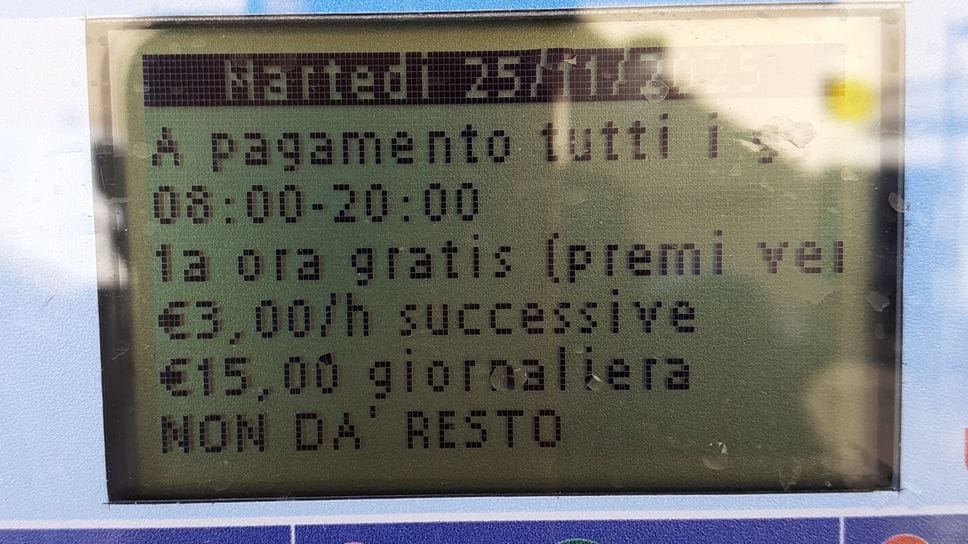 Un parcometro a Brunate: non si paga dopo le 20 e prima ora gratuita