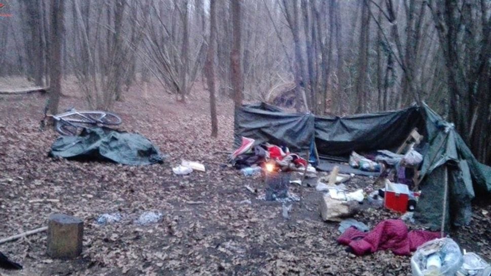 Uno dei bivacchi della droga nei boschi di Fino smantellato dai carabinieri