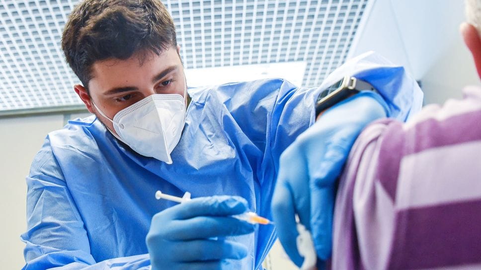 La vaccinazione per mettersi al riparo da influenza e Covid è gratuita per tutti