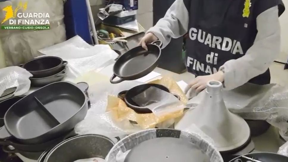 Nel capannone di Erba stoccati oltre 27mila casalinghi di vario tipo