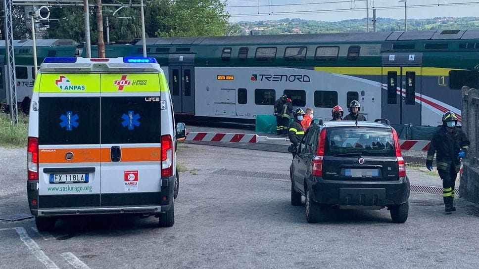 I soccorsi all’altezza del passaggio a livello di via Magni a Inverigo: era il 28 novembre 2023
