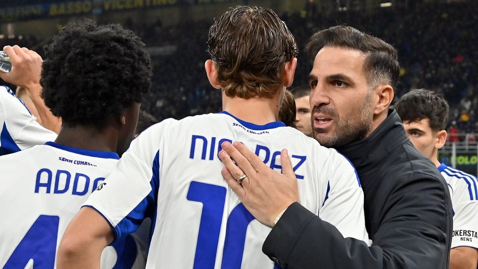 L’abbraccio di Cesc Fabregas e Nico Paz
