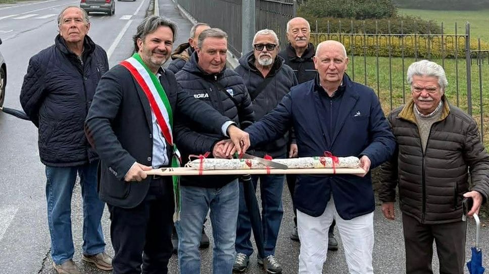 L’inaugurazione con il taglio del..,. salame firmato Fumagalli