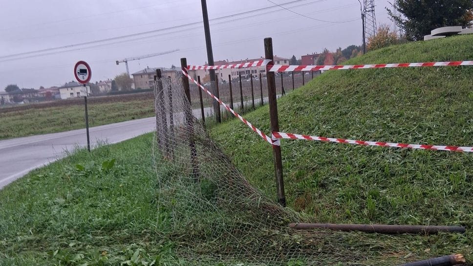Una parte della recinzione che è stata abbattuta dall’automobilista