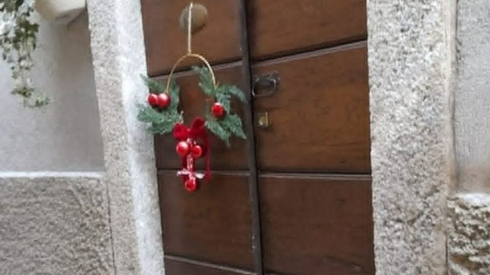 La porta d’ingresso di casa con gli addobbi natalizi