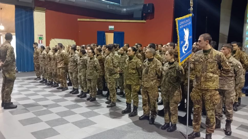 I cadetti della scuola militare durante la cerimonia a Lanzo
