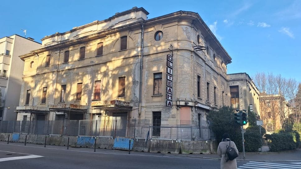 L’ex teatro Politeama, in piazza Cacciatori delle Alpi