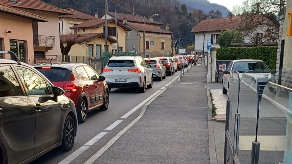 Lunghe code sulla Regina soprattutto all’altezza del cantiere di Lenno (Selva)
