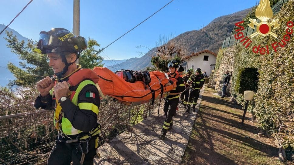 Il recupero dell’uomo, portato in barella fino all’elicottero e da lì trasportato all’ospedale di Varese