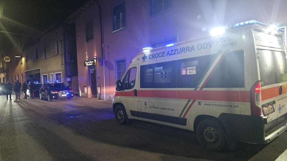 I soccorsi dopo la violenta lite tra due stranieri a Fenegrò   (Foto Bartesaghi)