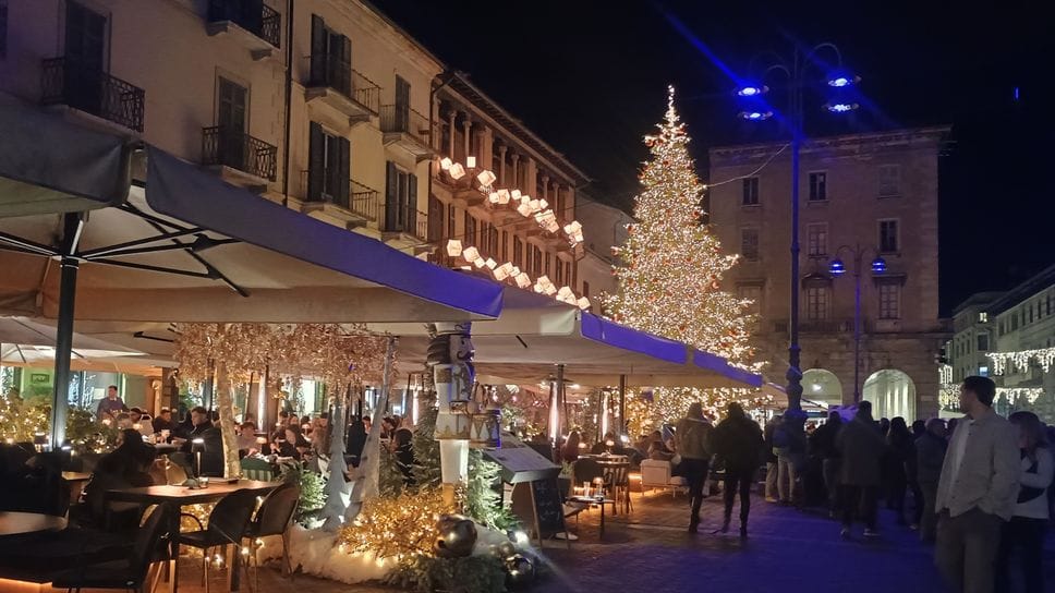 Luci in piazza del Duomo per un Natale che molti esercenti giudicano «sotto tono»