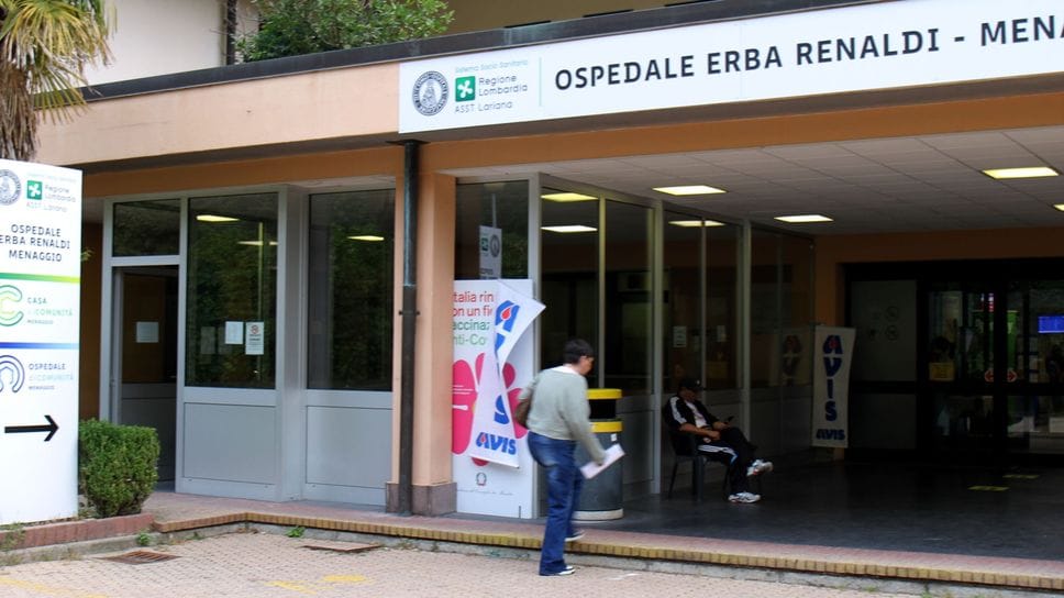 L’ingresso dell’ospedale di Menaggio, da anni in grave sofferenza