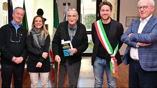 Emilio Magni, al centro della foto, nella presentazione di Seregno. Da sinistra Zeno Celotto, Federica Perelli, il giornalista scrittore di Erba, il sindaco Alberto Pozzi e Luigi Losa