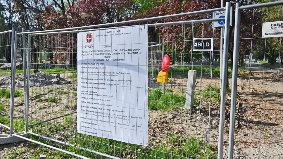 Il cantiere dei giardini a lago: difficile ipotizzare quando tornerà a essere fruibile Il cantiere dei giardini a lago: difficile ipotizzare quando tornerà a essere fruibile