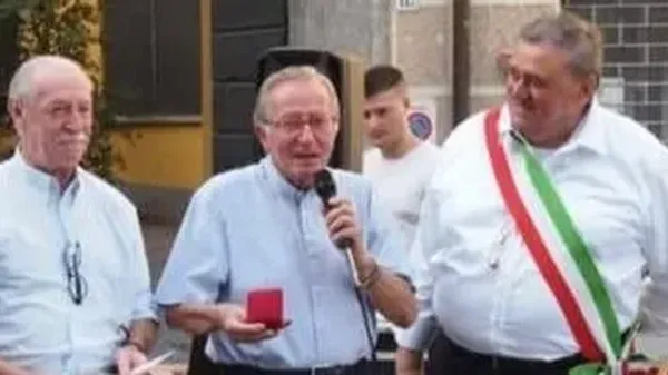 Don Costante riceve la benemerenza nel 2023, tra Alberto Bartesaghi e il sindaco Francesco Vincenzi