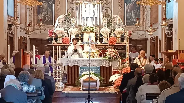 Il rito funebre nella parrocchiale di Sant’Ambrogio a Inverigo