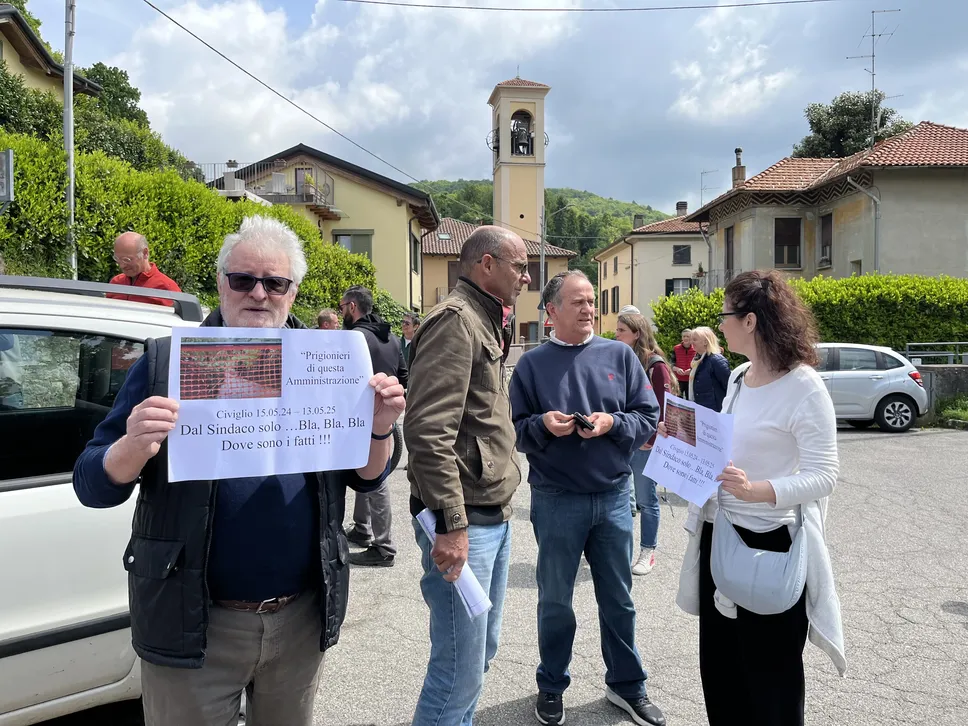 Ieri mattina i residenti di Civiglio hanno portato anche dei cartelli di protesta