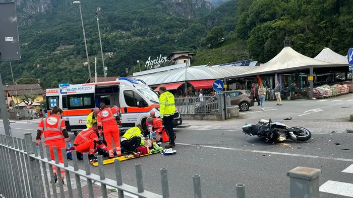 Scontro tra auto e moto: un ferito grave