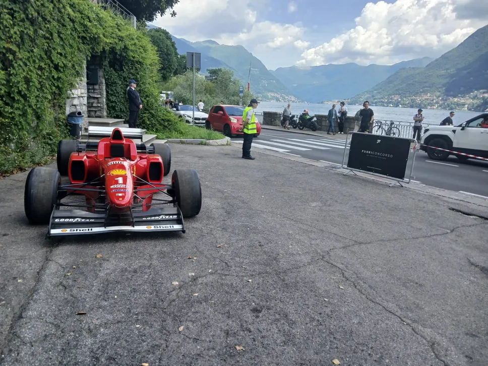 La Ferrari di Schumacher... parcheggiata sul lungolago