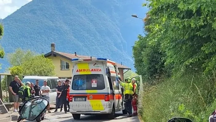 Motociclista contro auto: un ferito e lunghe code - Cronaca, Porlezza