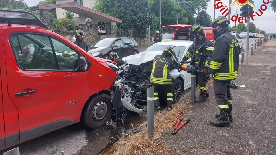 L’intervento dei vigili del fuoco stamattina alle 8.30 sull’incidente di via Volta a Veniano L’intervento dei vigili del fuoco stamattina alle 8.30 sull’incidente di via Volta a Veniano
