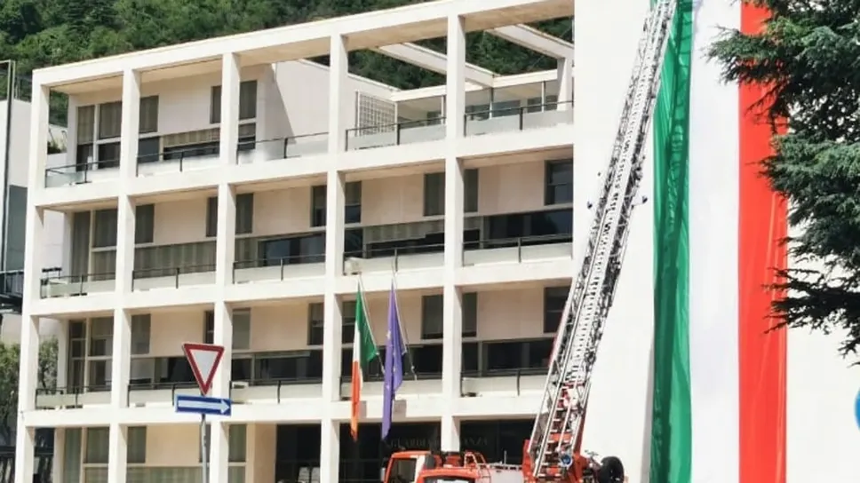Il tricolore su Palazzo Terragni Il tricolore su Palazzo Terragni