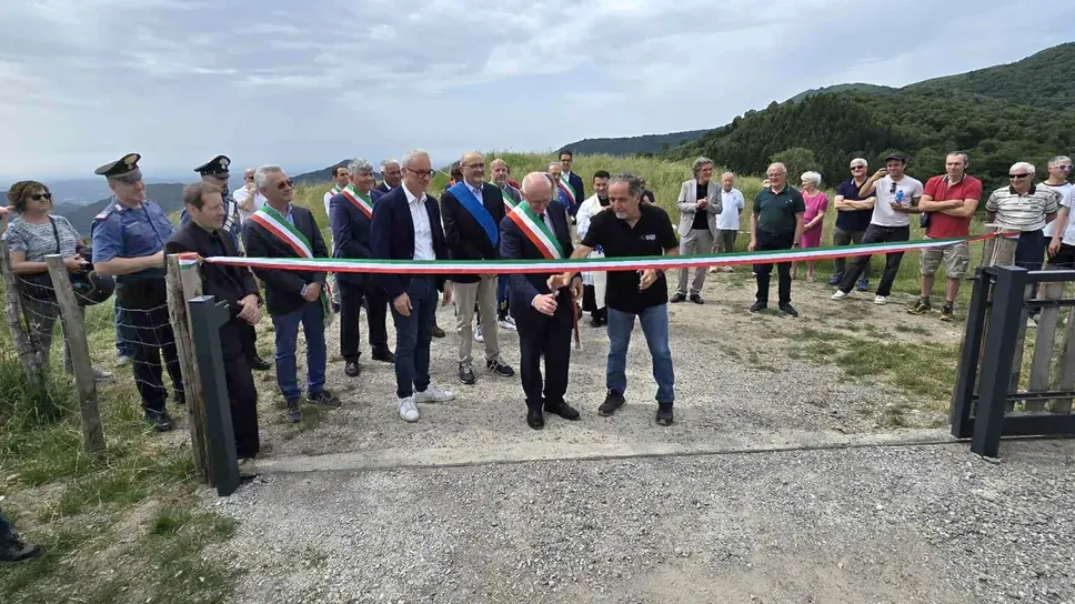 Il taglio del nastro con il sindaco Giuseppe Sormani ed Enrico Colzani del Gruppo Astrofili Brianza Il taglio del nastro con il sindaco Giuseppe Sormani ed Enrico Colzani del Gruppo Astrofili Brianza