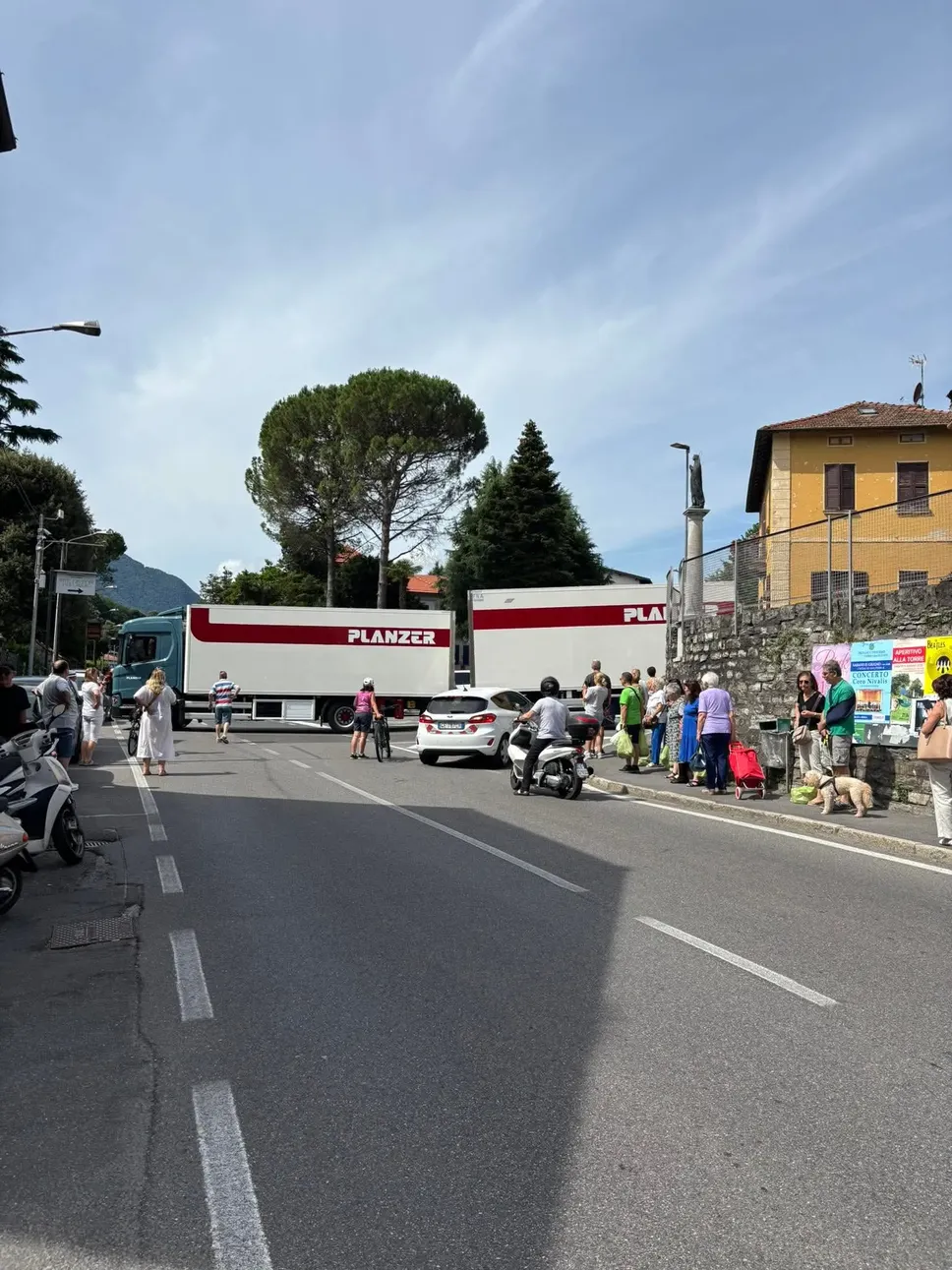 L’ennesimo tir incastrato a Lenno: questa foto è di ieri mattina