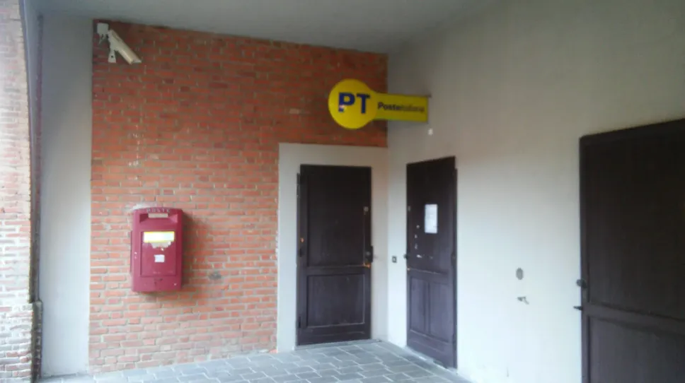 Carimate - L’ingresso dell’ufficio postale Carimate - L’ingresso dell’ufficio postale