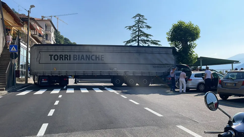 Il camion che ha bloccato la circolazione sulla Regina (Palumbo)