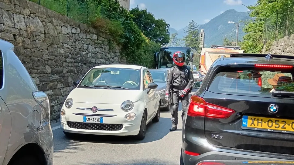 Un motociclista tedesco sulla “Milanesa” a Lenno ha abbandonato la moto a bordo strada camminando a piedi nel traffico paralizzato Un motociclista tedesco sulla “Milanesa” a Lenno ha abbandonato la moto a bordo strada camminando a piedi nel traffico paralizzato