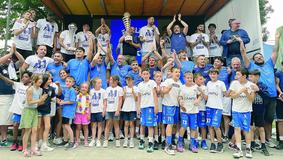 La squadra di Cantù sul palco della festa degli Eagles con i giovani del minibasket