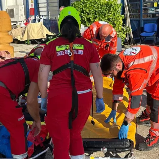 Scivola e batte la testa in riva a lago, soccorso un turista indiano ...