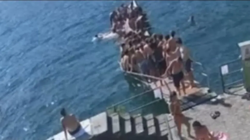 Un fermo immagine delle telecamere di sicurezza: il pontile affollato da decine di giovani Un fermo immagine delle telecamere di sicurezza: il pontile affollato da decine di giovani